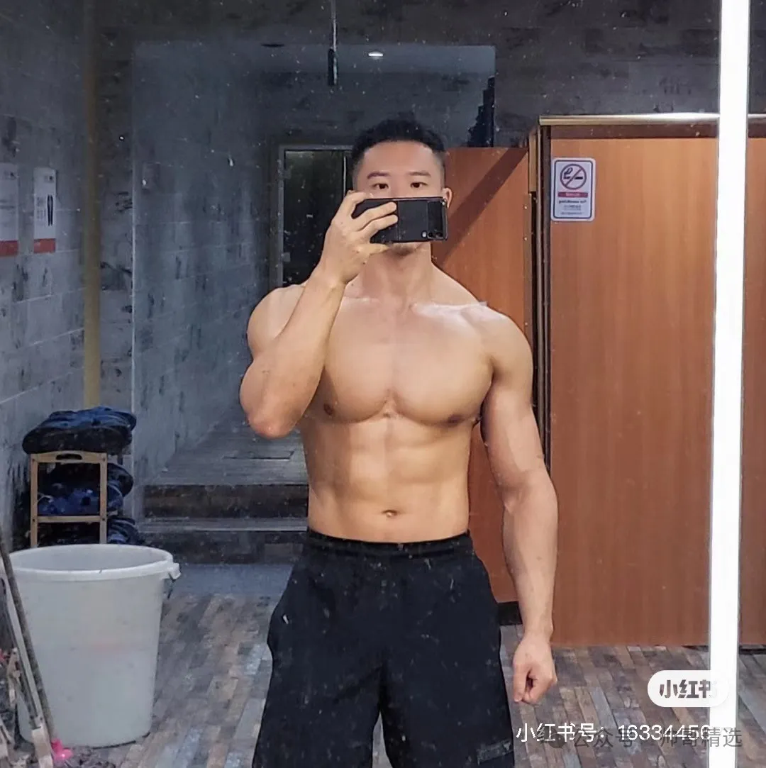 178CM 胸肌硕大的粗筋肌肉男 T 恤快要撑爆了