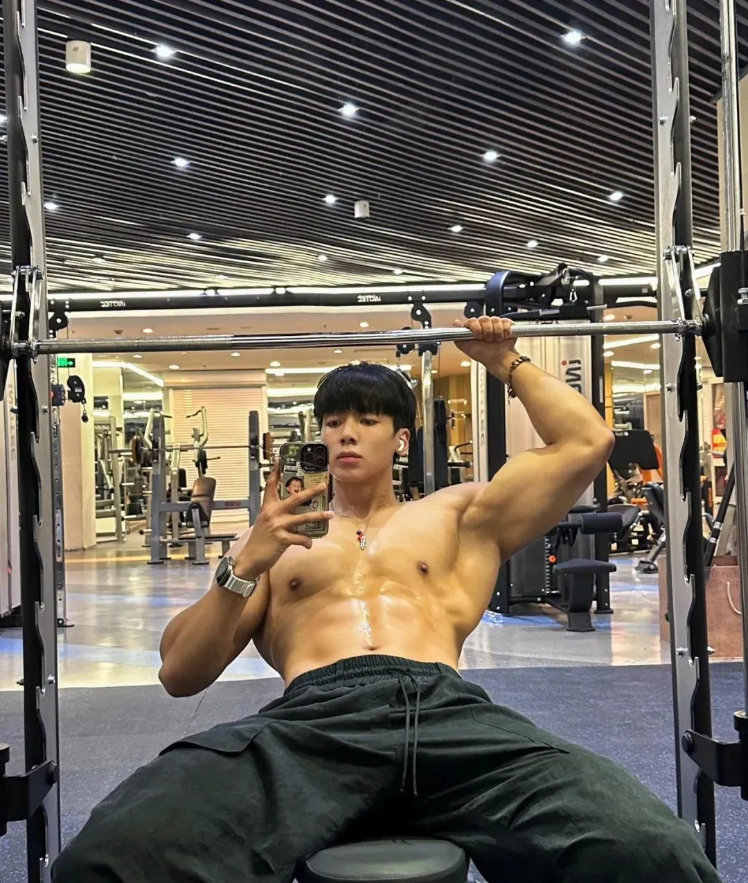 182cm 巧克力腹肌男菩萨，超会拍照！