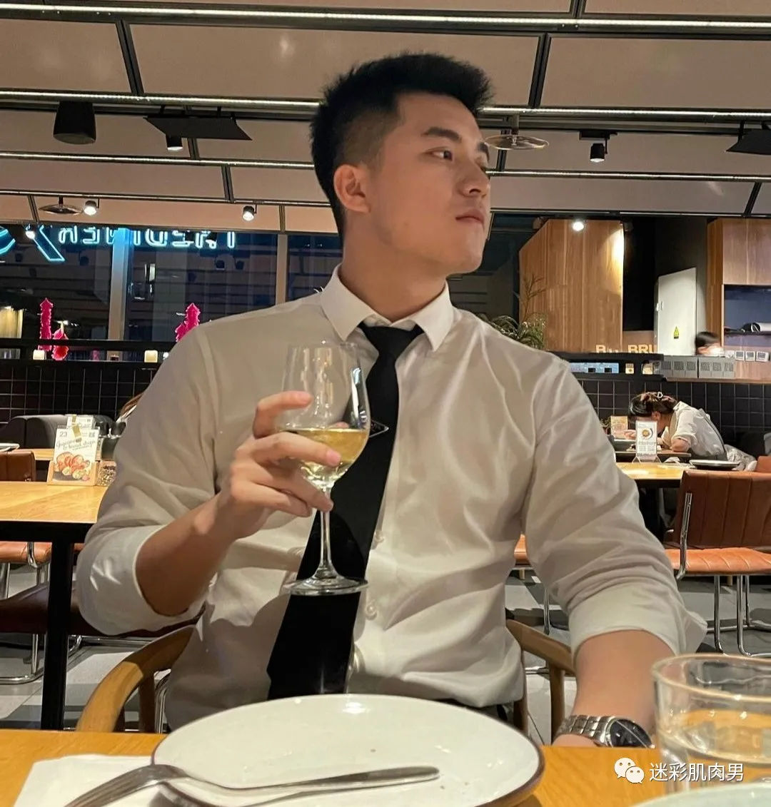 教英语的正装老师翘臀私照扒到，山东大汉子真大！！