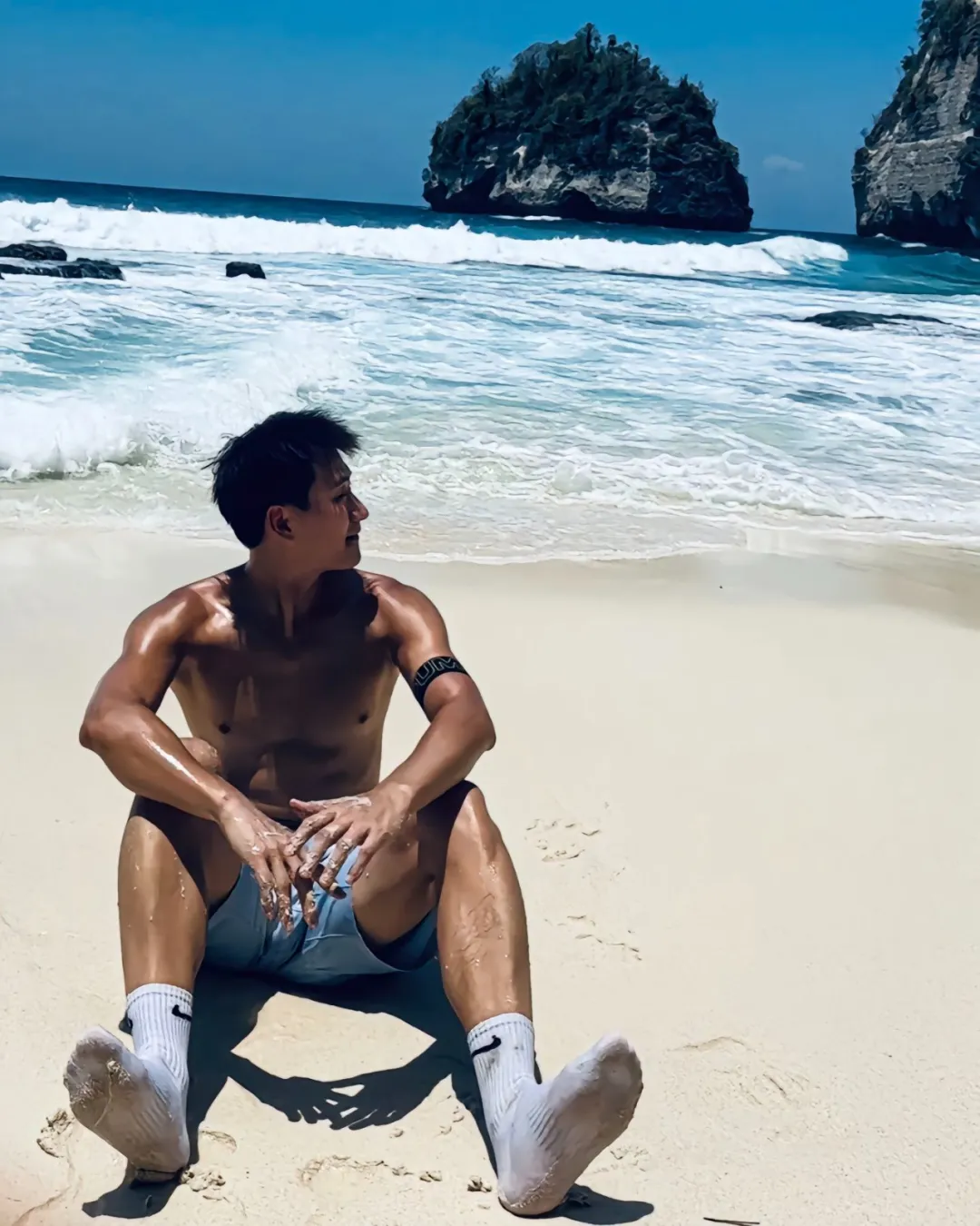 重庆黑皮筋肉崽儿海边玩水，白袜黏脚底算什么？性感才是王道！