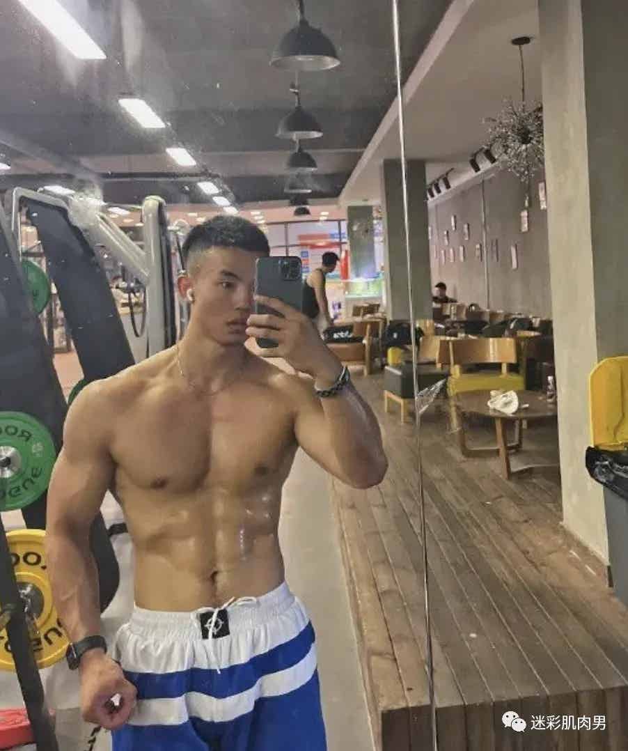 篮球长腿小哥，身材好到爆！