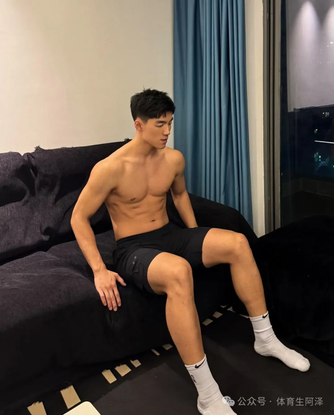 “黑白对撞，禁欲破防！”195 黑皮猛男 X 白皮少年，暧昧拉满！