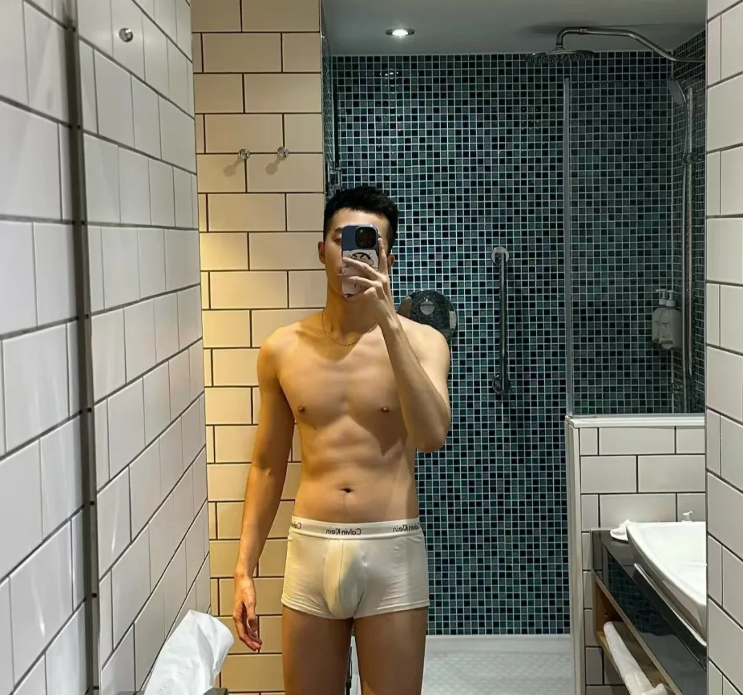 196CM 正装长腿男自拍照，？穿 CK 内裤实力藏不住！
