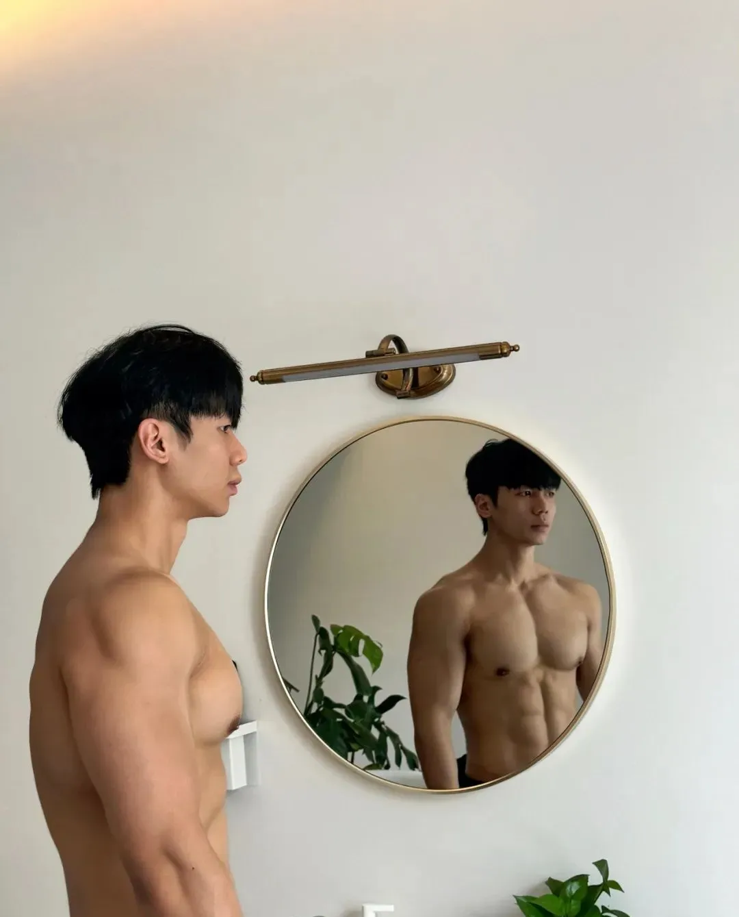 182cm 巧克力腹肌男菩萨，超会拍照！