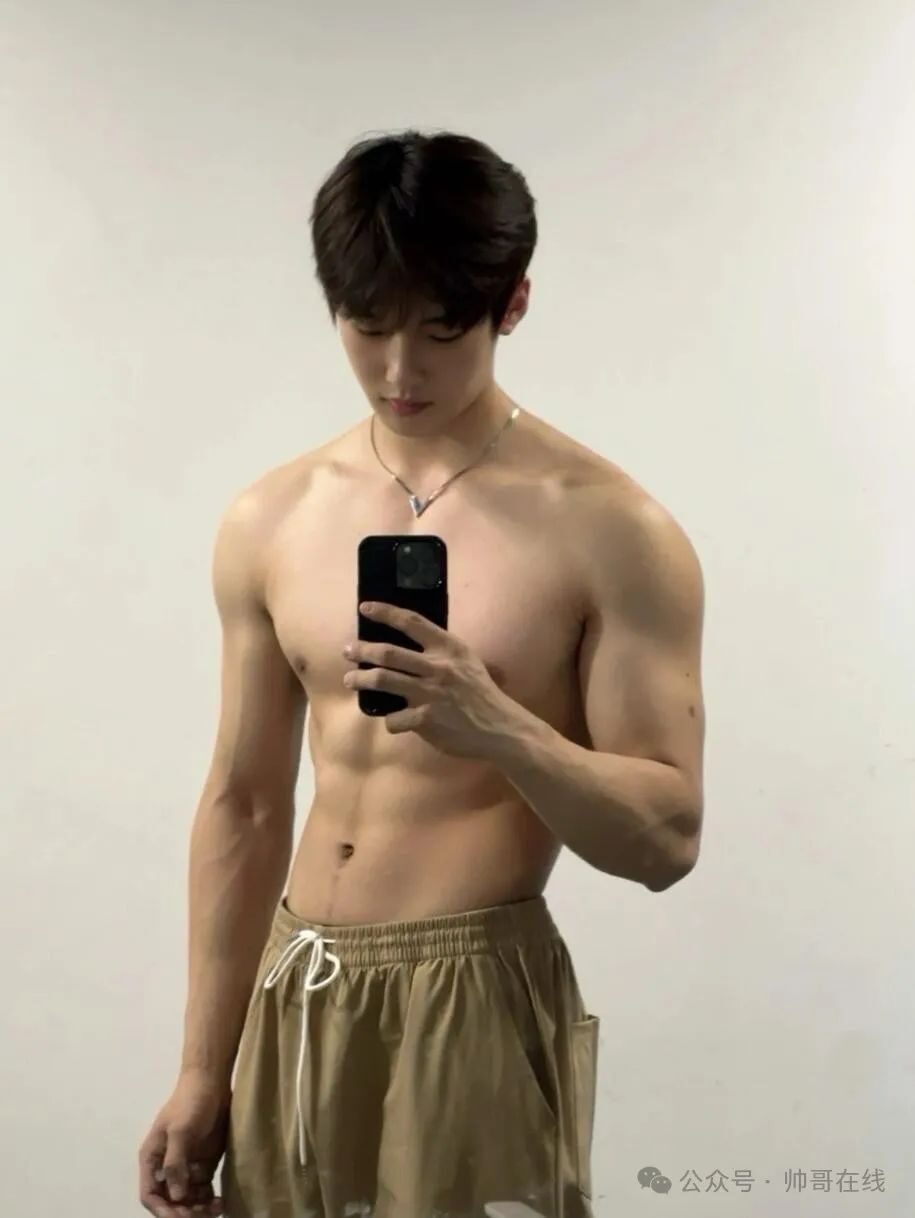 辛止蕾最爱的光膀子双肩包肌肉健身男大帅哥！