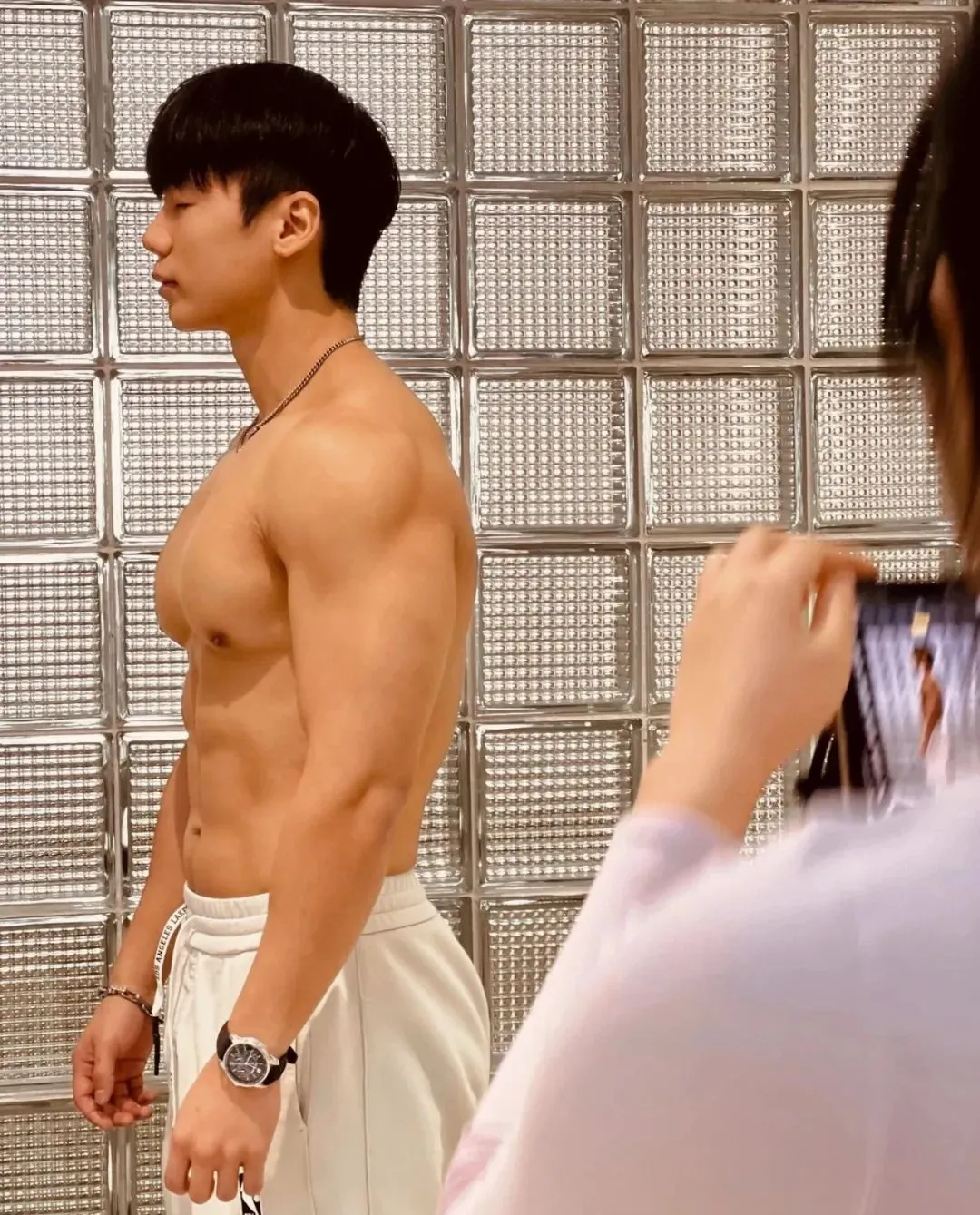 182cm 巧克力腹肌男菩萨，超会拍照！