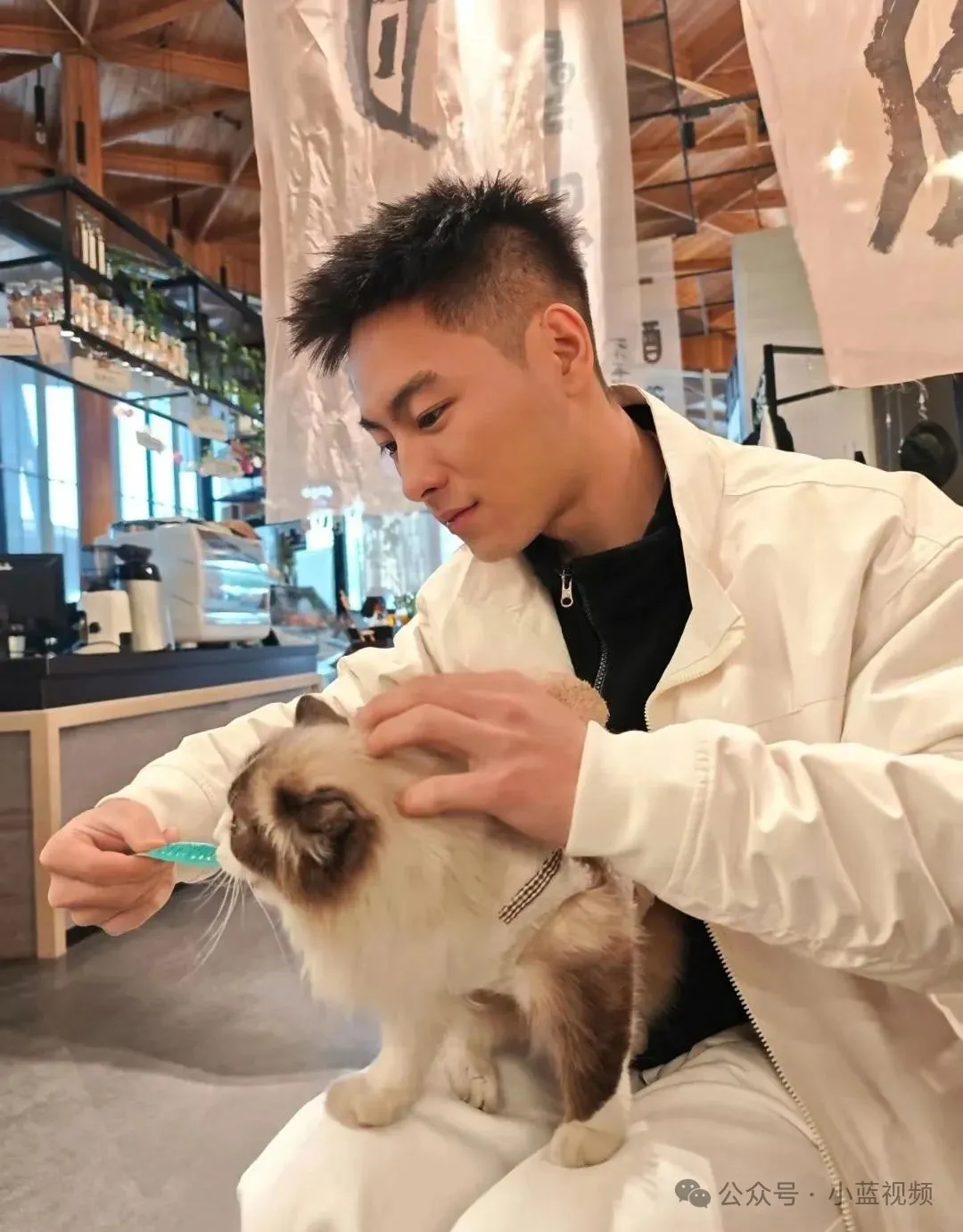 00 后薄肌小哥浴室照曝光，荷尔蒙溢出了！