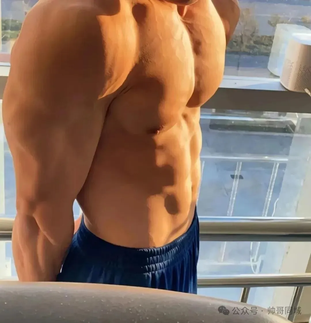 182CM 寸头消防员小哥，脱衣大秀肌肉