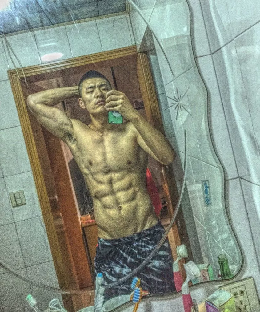 浙里男菩萨在线营业：前游泳冠军楼俊毅的熟男肌肉进化论