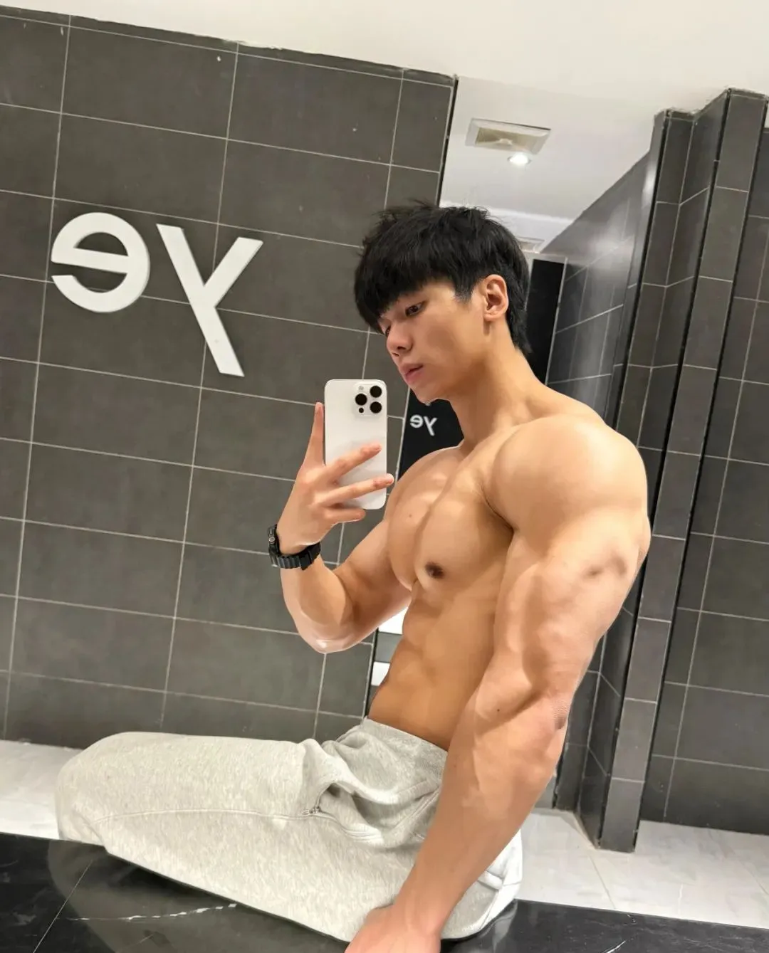 182cm 巧克力腹肌男菩萨，超会拍照！