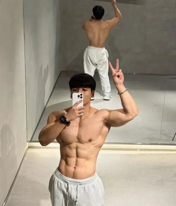 182cm 巧克力腹肌男菩萨，超会拍照！