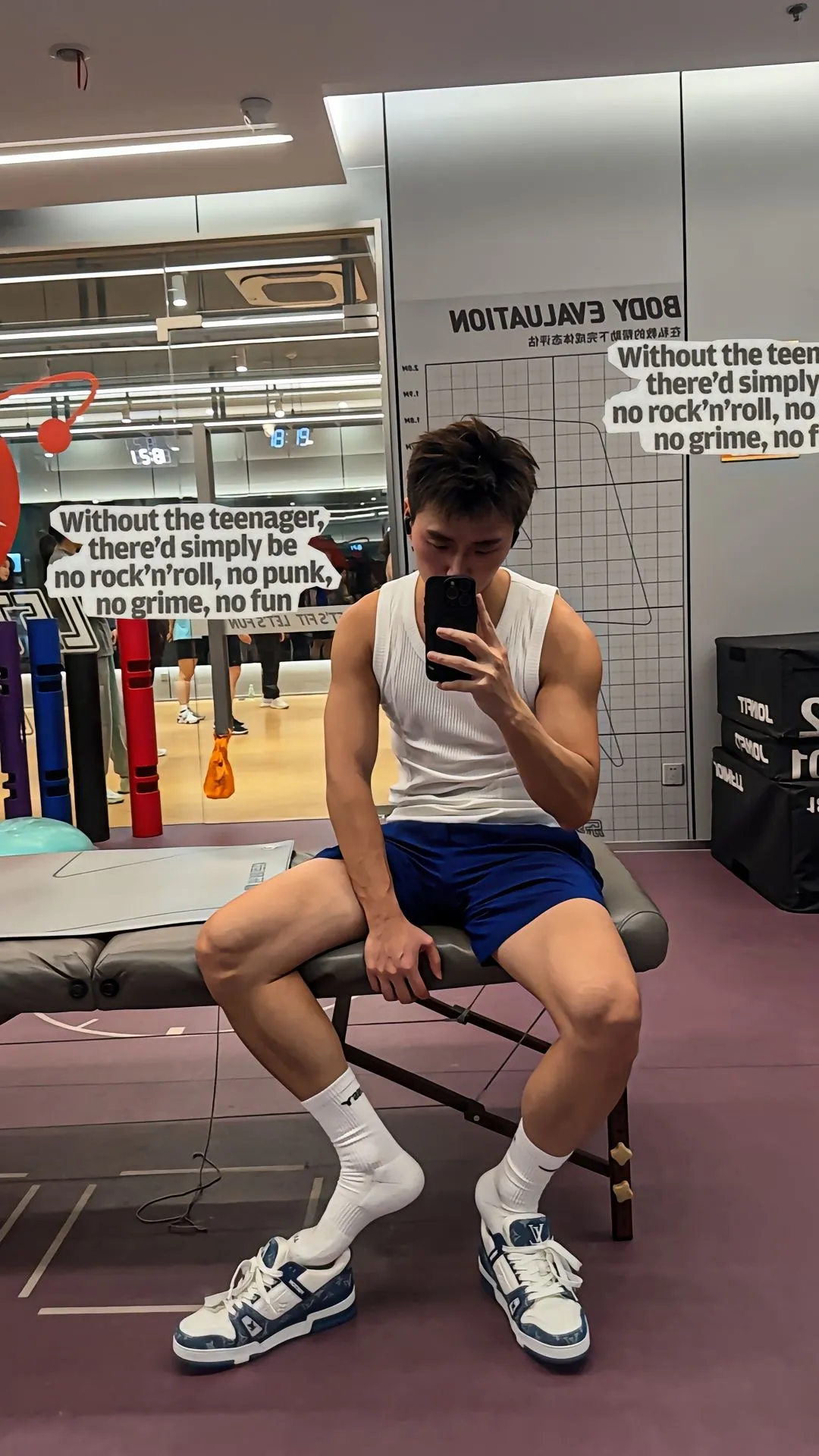重庆黑皮筋肉崽儿海边玩水，白袜黏脚底算什么？性感才是王道！