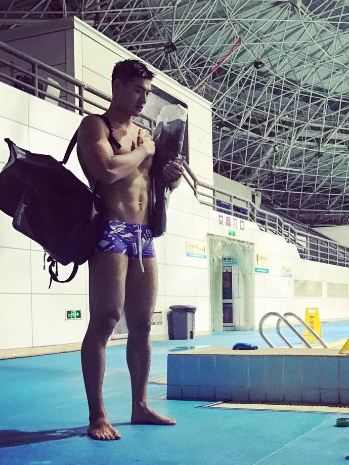 浙里男菩萨在线营业：前游泳冠军楼俊毅的熟男肌肉进化论