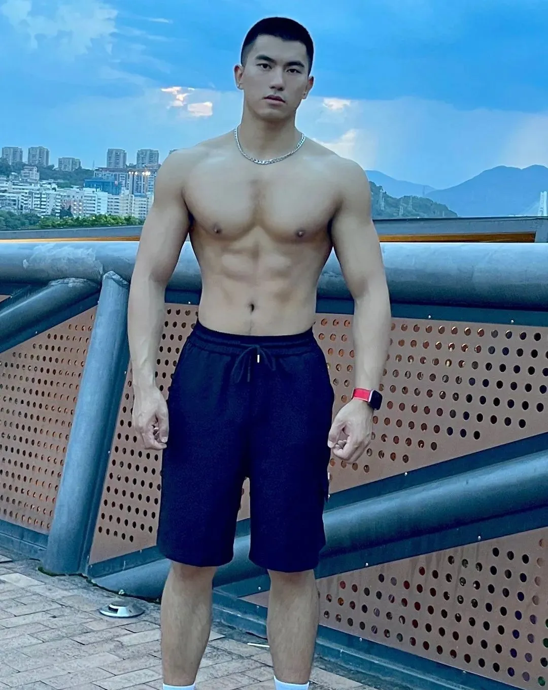 体能室遇到的体育寸头小哥，胸肌长的真好看