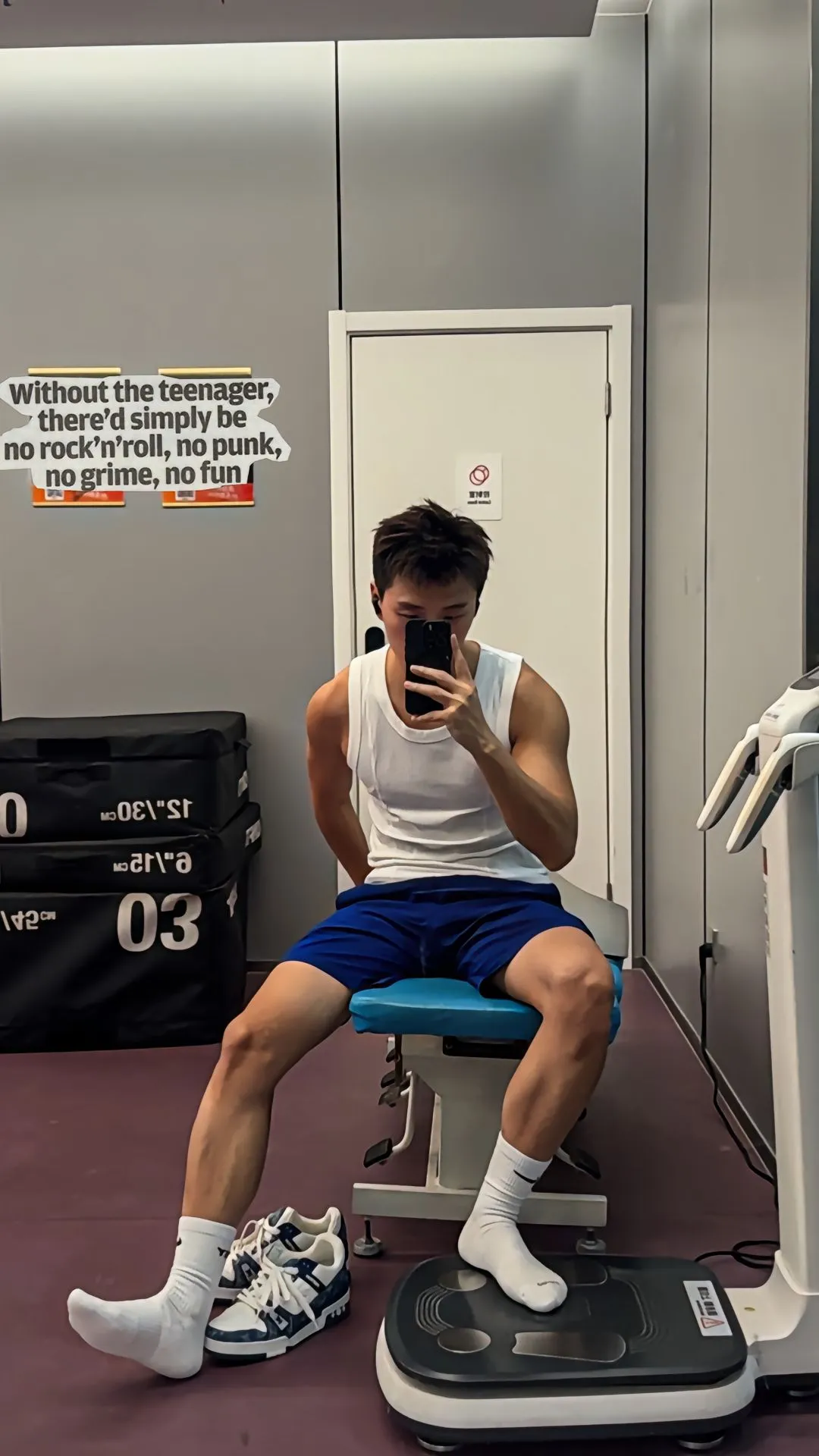 重庆黑皮筋肉崽儿海边玩水，白袜黏脚底算什么？性感才是王道！