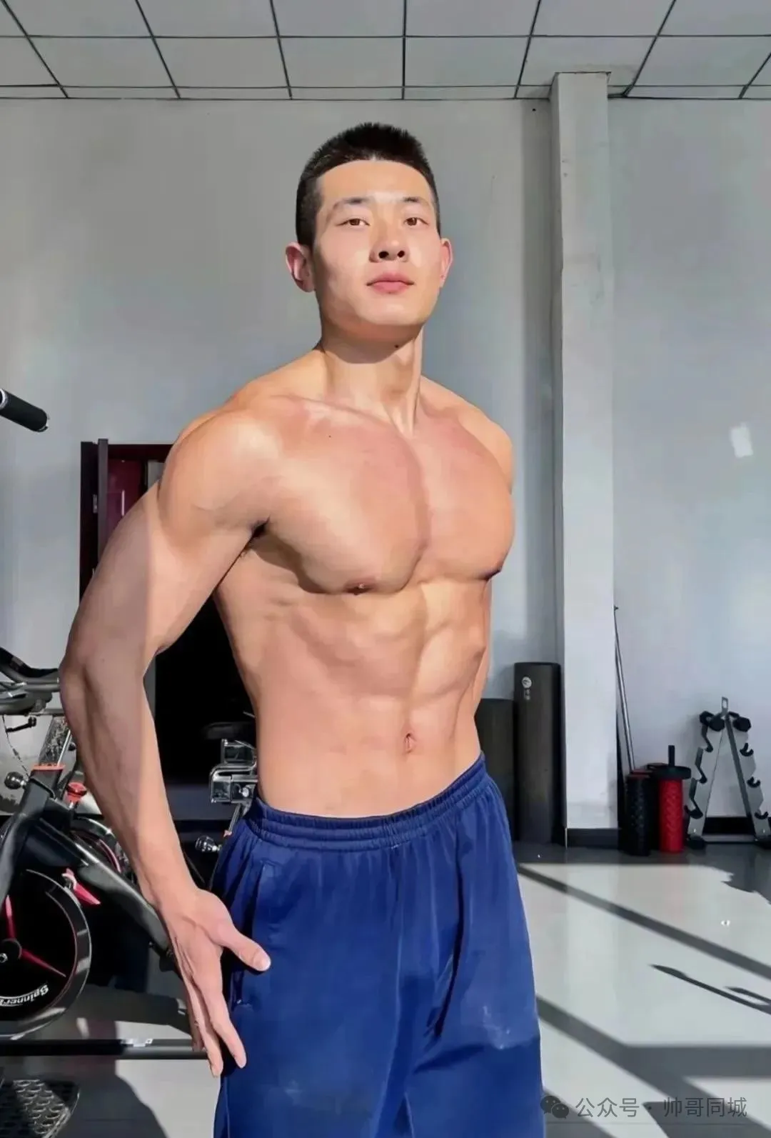 182CM 寸头消防员小哥，脱衣大秀肌肉