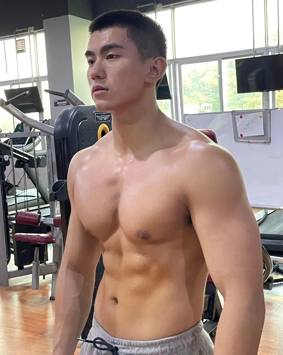 体能室遇到的体育寸头小哥，胸肌长的真好看