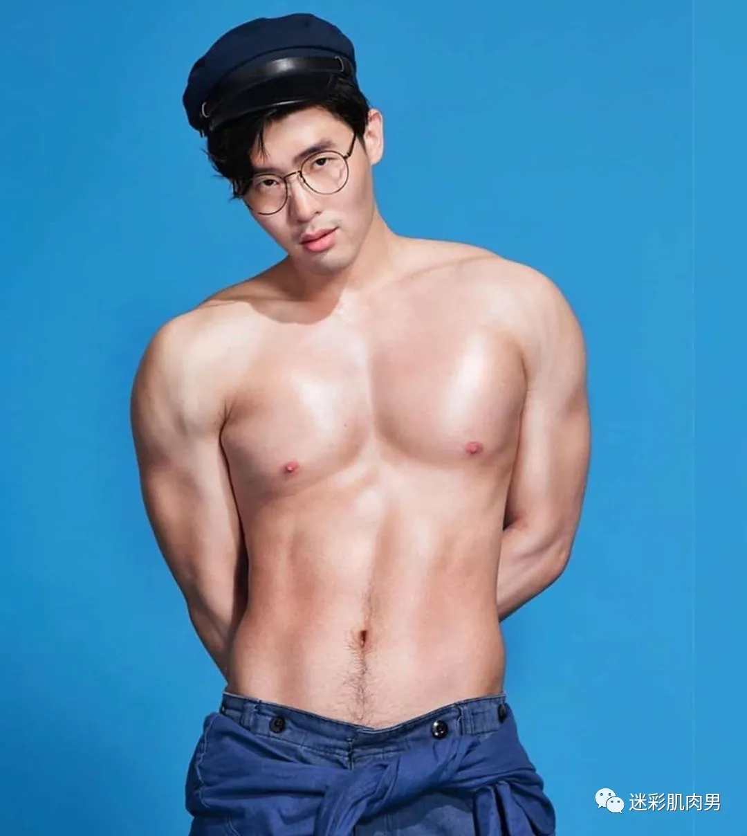 穿短裤的小哥,海边湿透的样子太性感了 穿短裤的小哥,海边湿透的样子太性感了