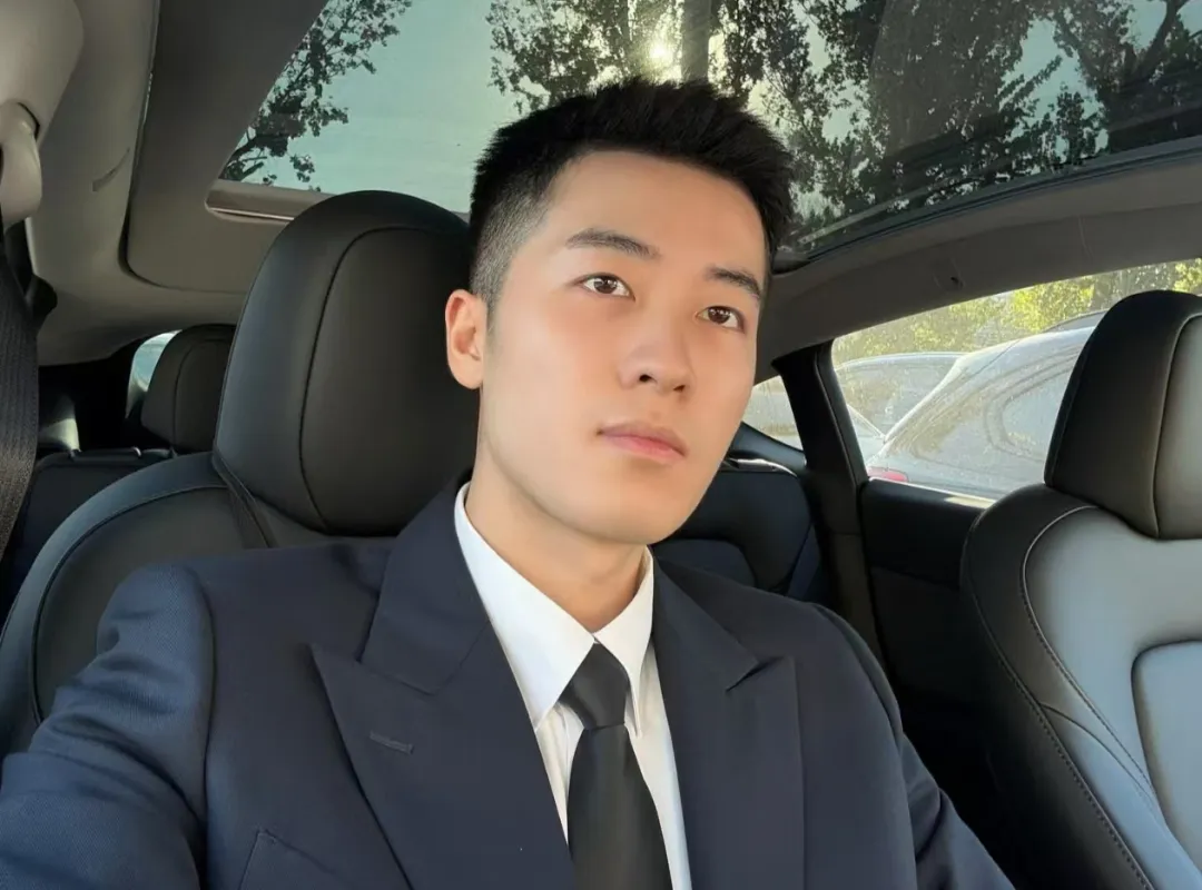 196CM 正装长腿男自拍照，？穿 CK 内裤实力藏不住！