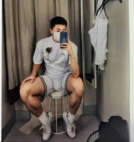 湖北 19 岁篮球体育生男大，自拍照充满性张力！