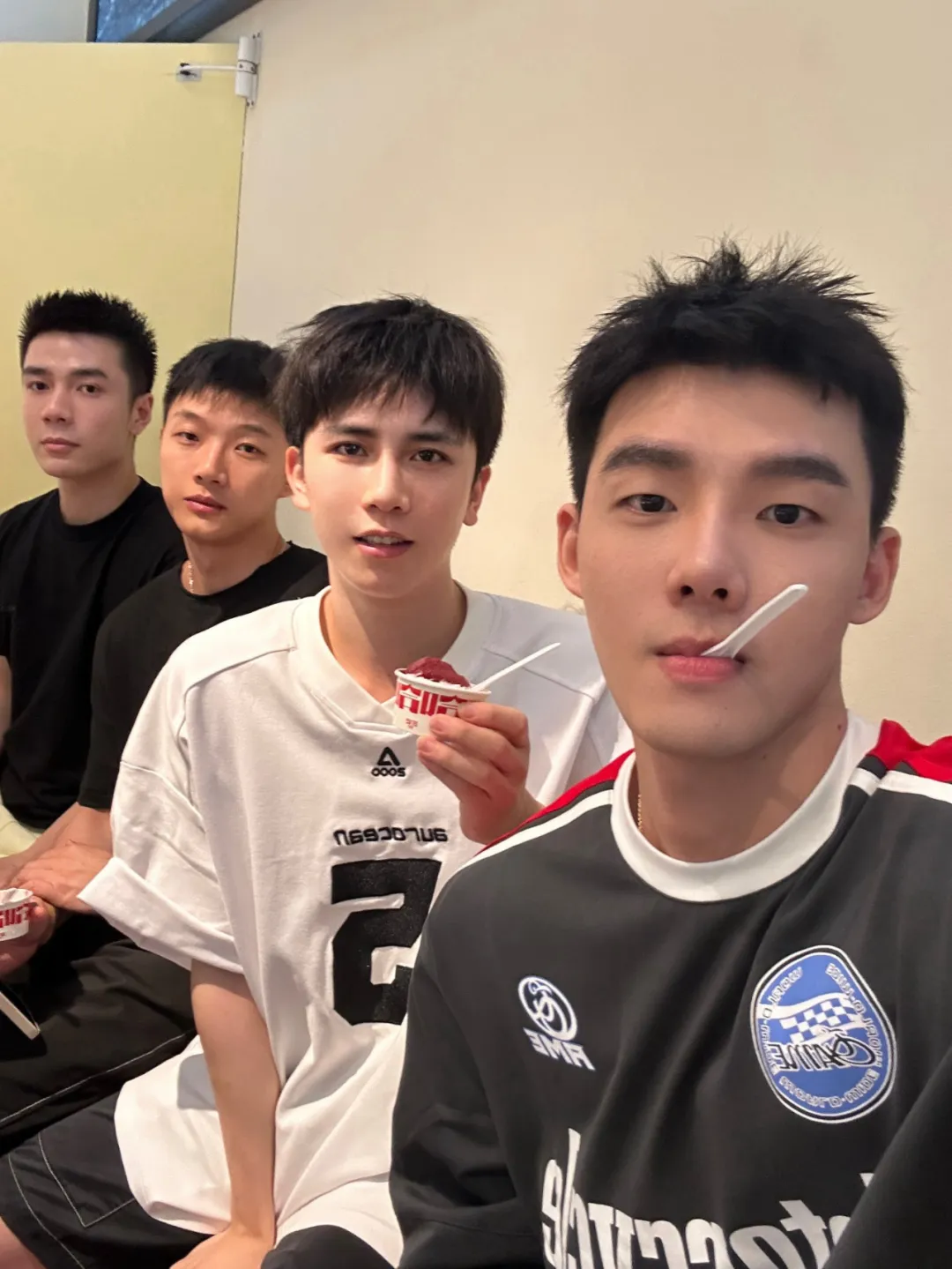 戴眼镜的腹肌男主播：白天卖茶，晚上 cos 蝙蝠侠？