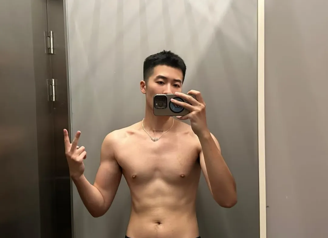 196CM 正装长腿男自拍照，？穿 CK 内裤实力藏不住！