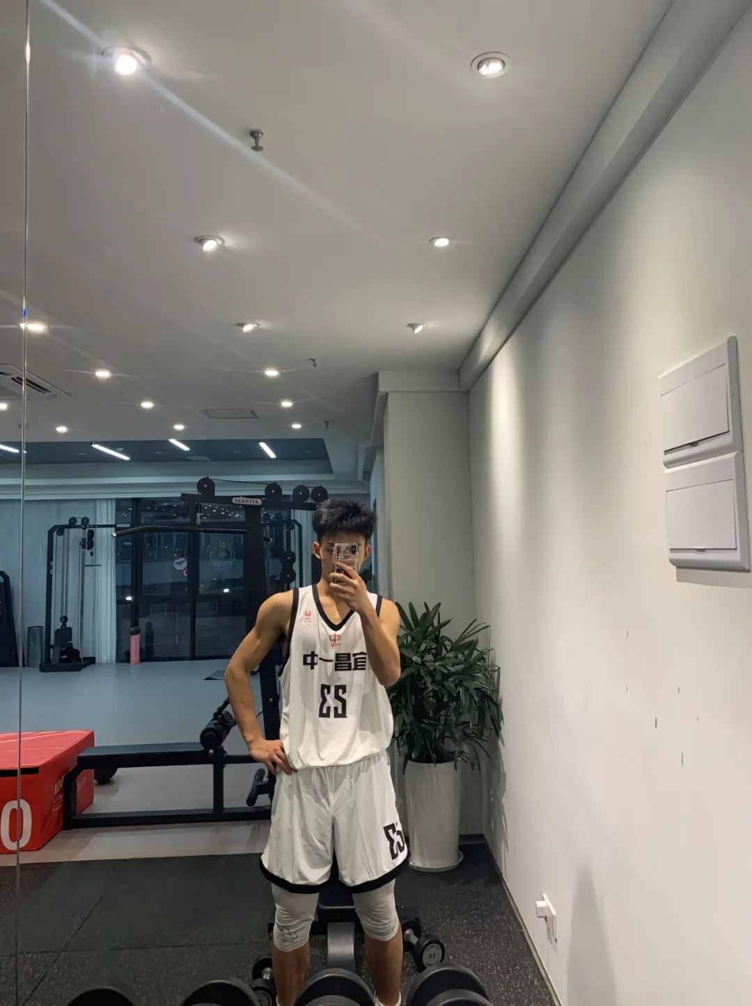 湖北 19 岁篮球体育生男大，自拍照充满性张力！