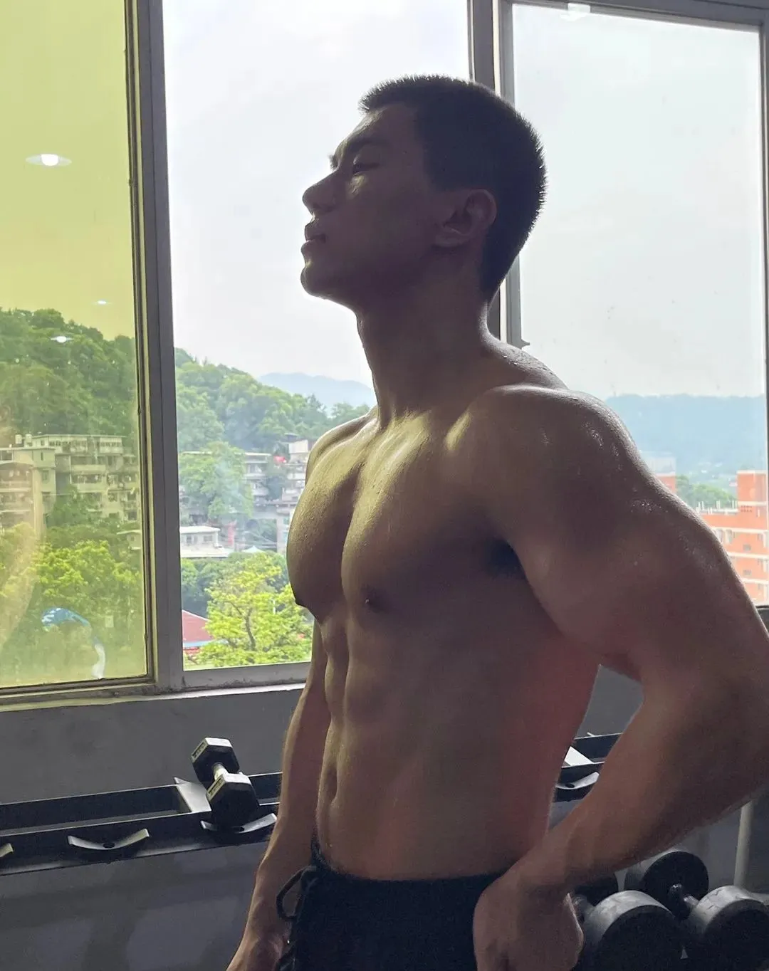 体能室遇到的体育寸头小哥，胸肌长的真好看