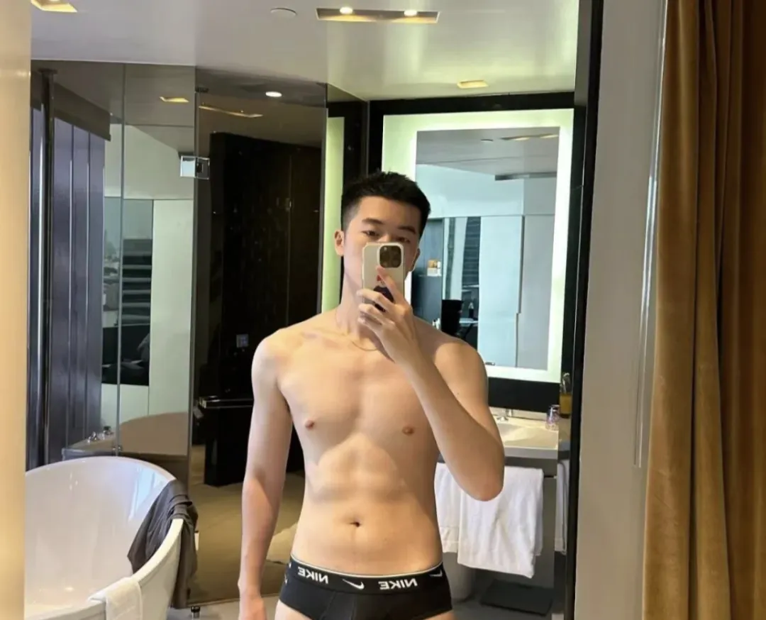 196CM 正装长腿男自拍照，？穿 CK 内裤实力藏不住！