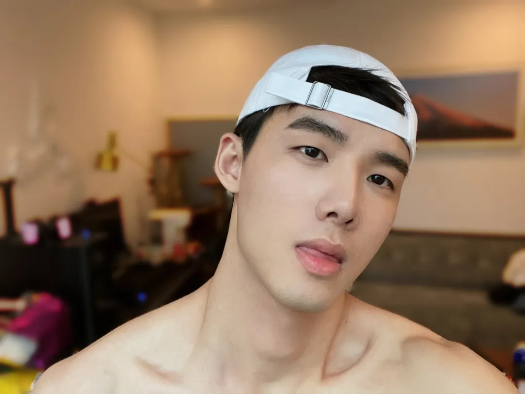戴眼镜的腹肌男主播：白天卖茶，晚上 cos 蝙蝠侠？