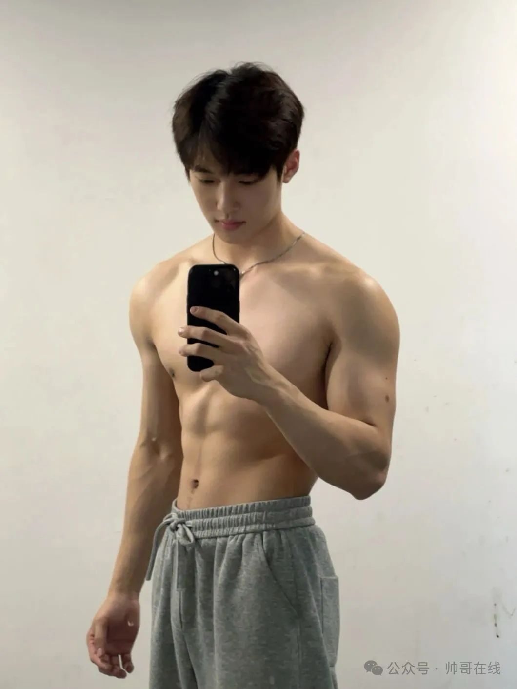 辛止蕾最爱的光膀子双肩包肌肉健身男大帅哥！