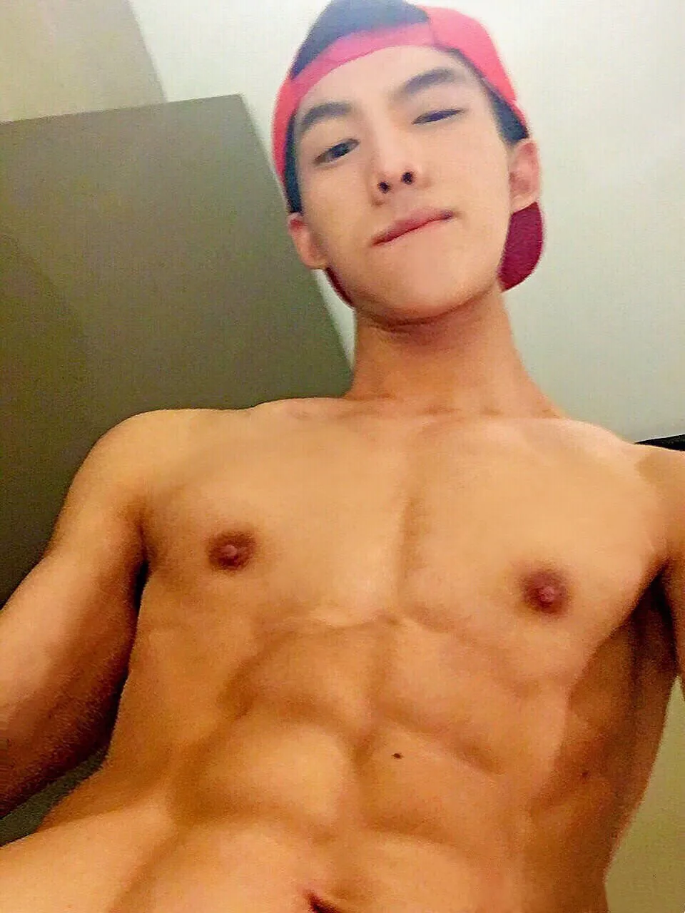 戴眼镜的腹肌男主播：白天卖茶，晚上 cos 蝙蝠侠？
