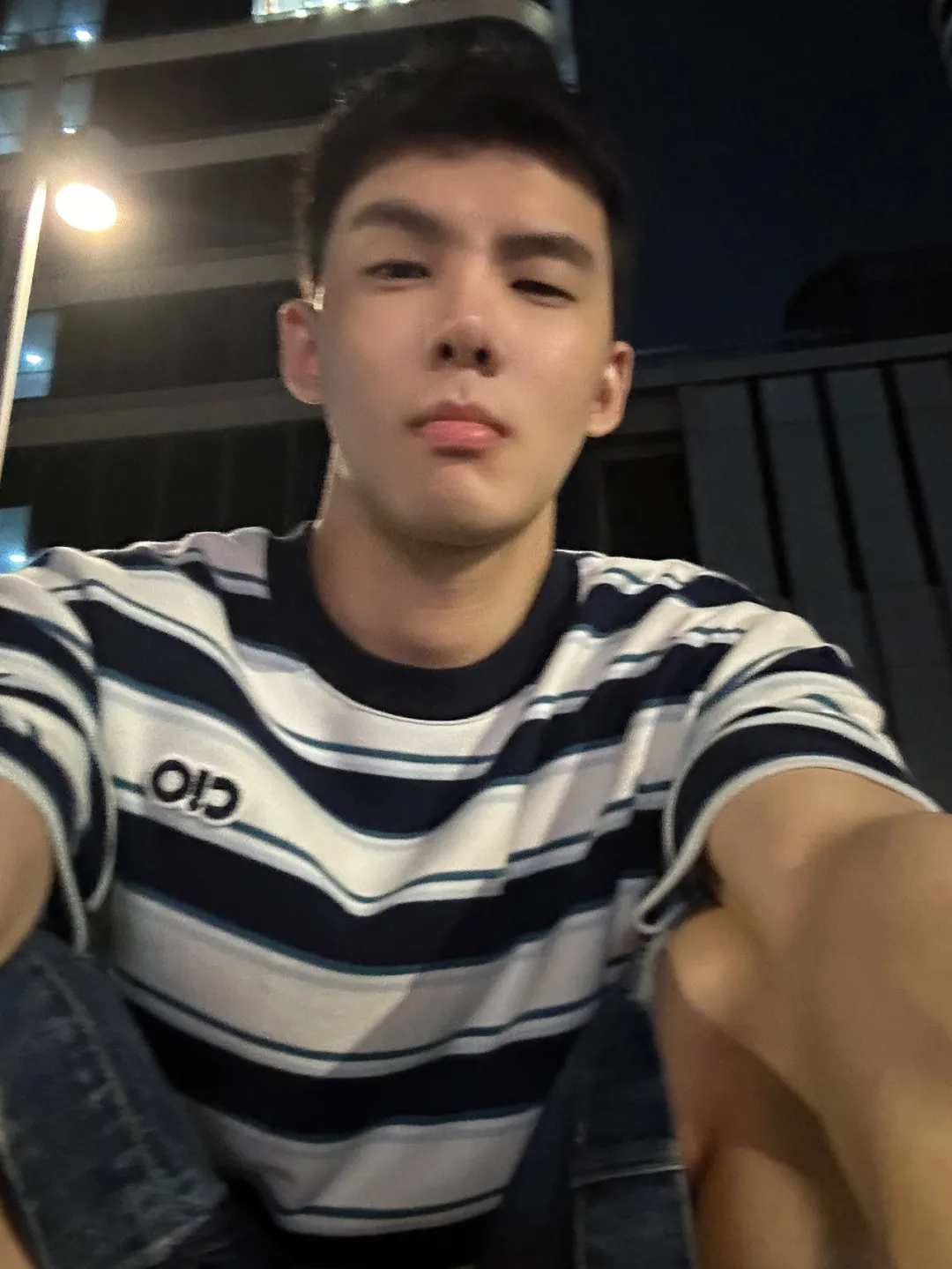戴眼镜的腹肌男主播：白天卖茶，晚上 cos 蝙蝠侠？