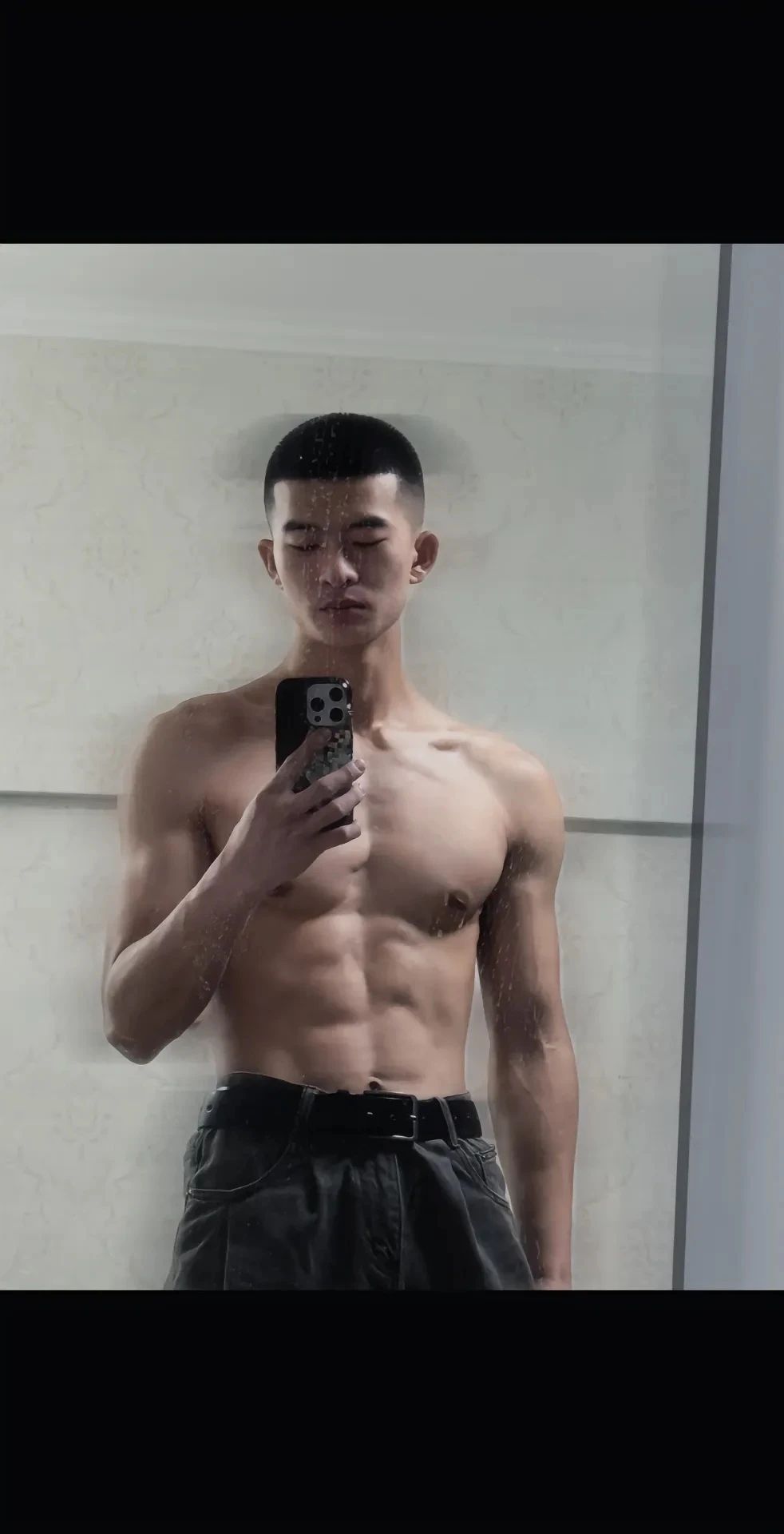 山东寸头退役小哥自拍肌肉照，满满的性张力！
