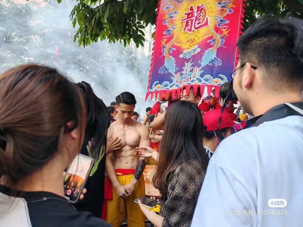 退役肌肉小哥裸身参加炮龙节，被围着摸胸！