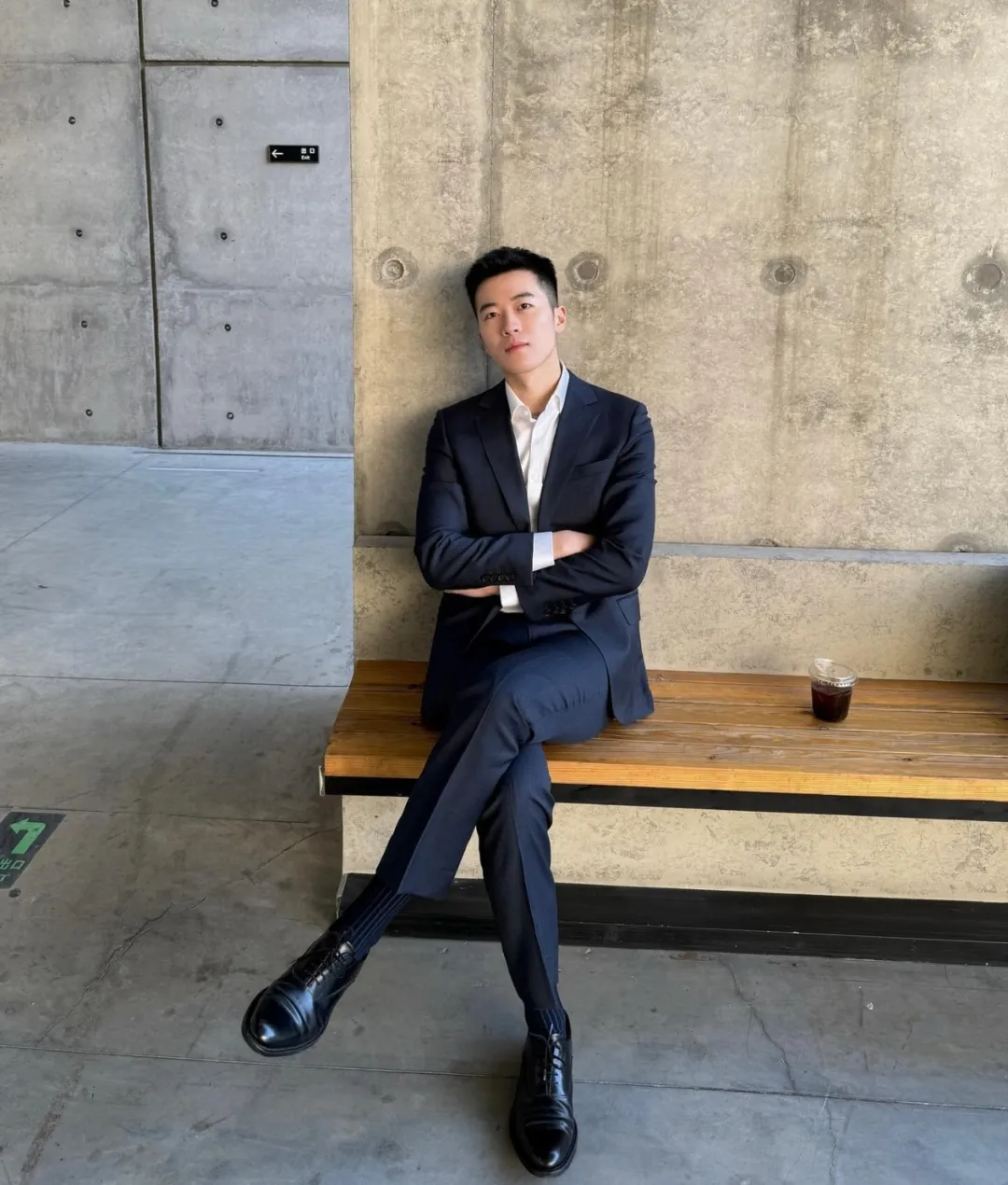 196CM 正装长腿男自拍照，？穿 CK 内裤实力藏不住！