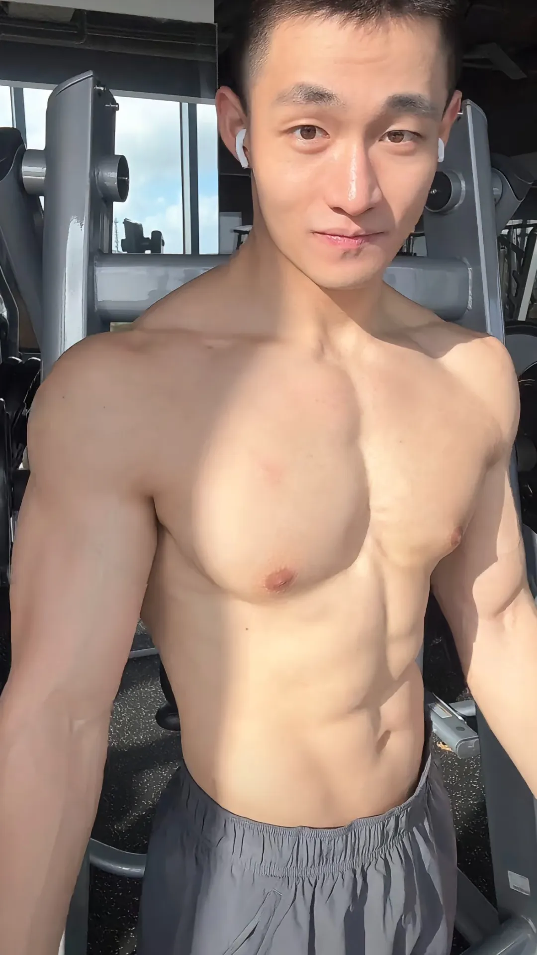 192cm 寸头筋肉狼狗被“卖”了？本人辟谣：假的！这身材谁看了不想直接打钱？