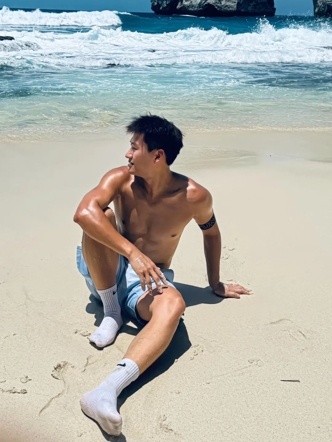 重庆黑皮筋肉崽儿海边玩水，白袜黏脚底算什么？性感才是王道！