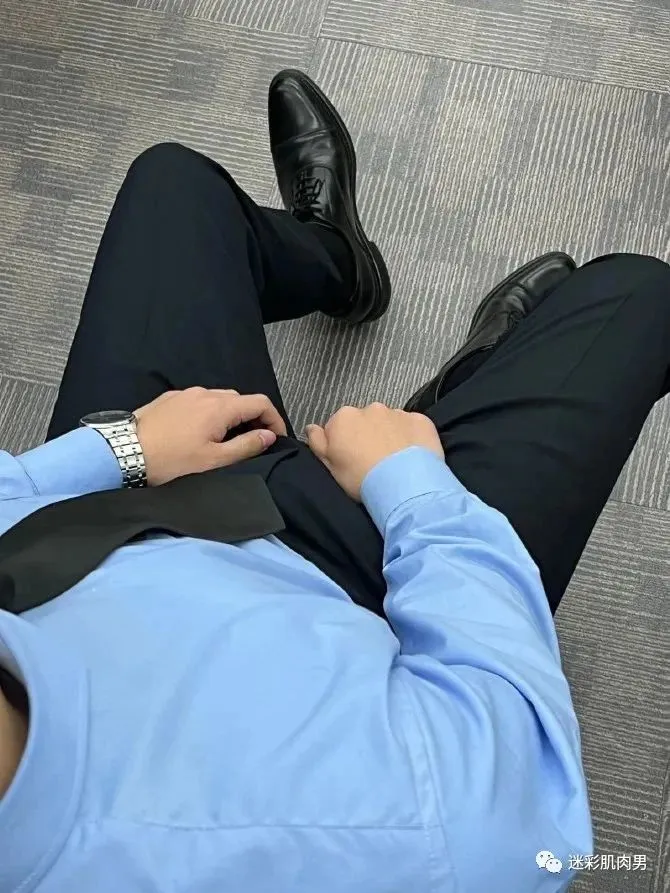 教英语的正装老师翘臀私照扒到，山东大汉子真大！！