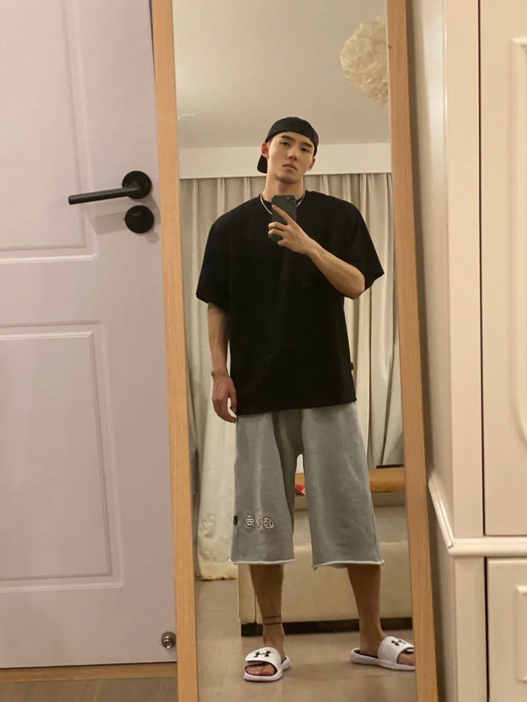 戴眼镜的腹肌男主播：白天卖茶，晚上 cos 蝙蝠侠？