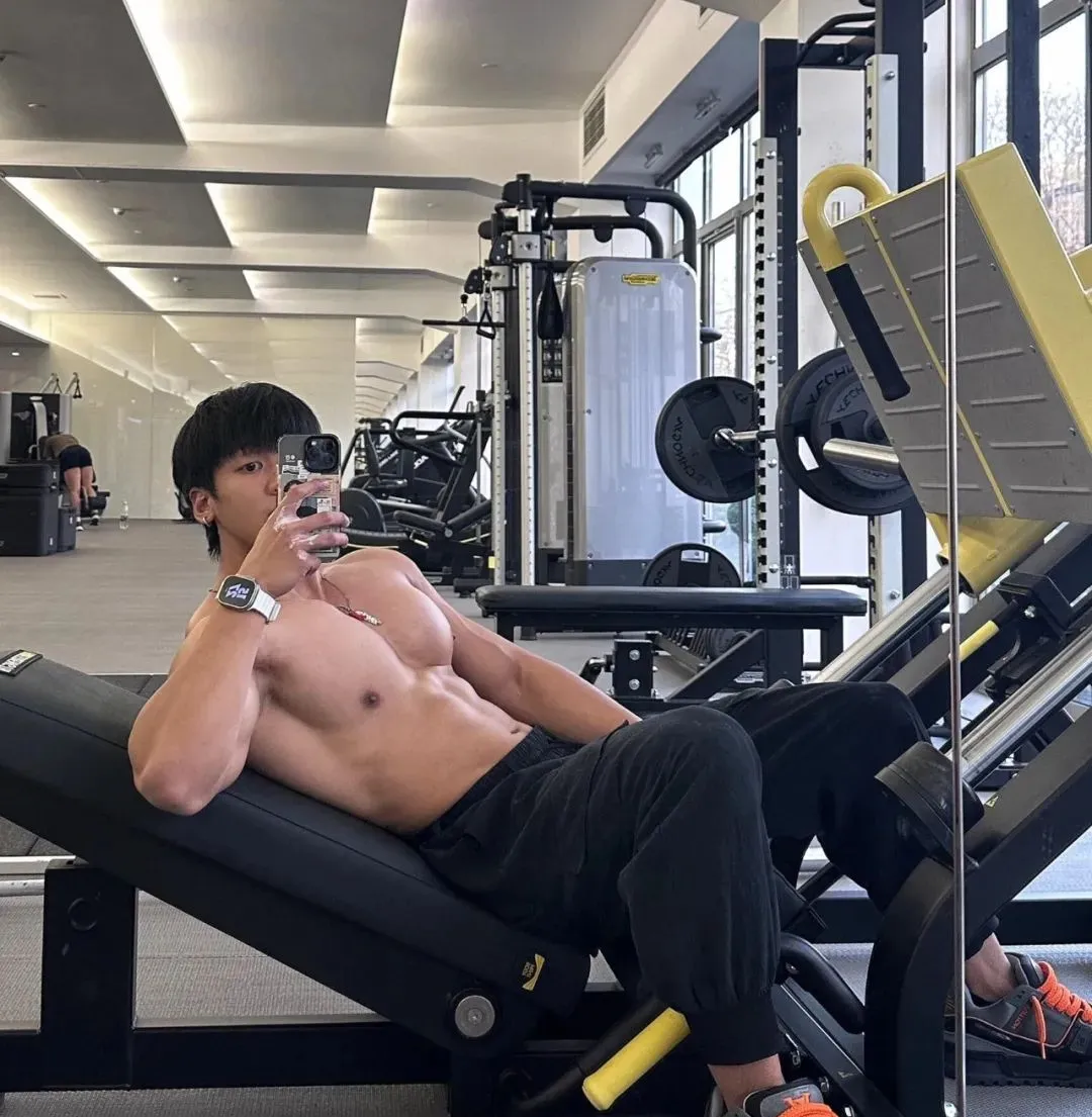 182cm 巧克力腹肌男菩萨，超会拍照！