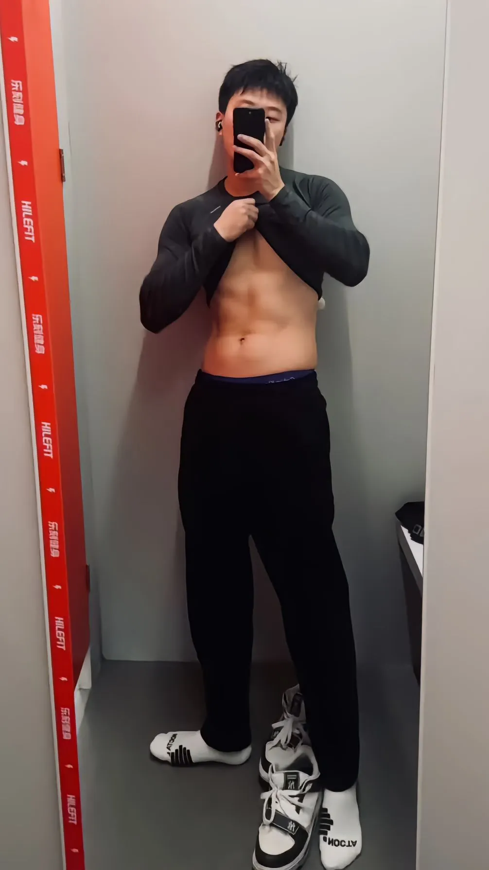 重庆黑皮筋肉崽儿海边玩水，白袜黏脚底算什么？性感才是王道！