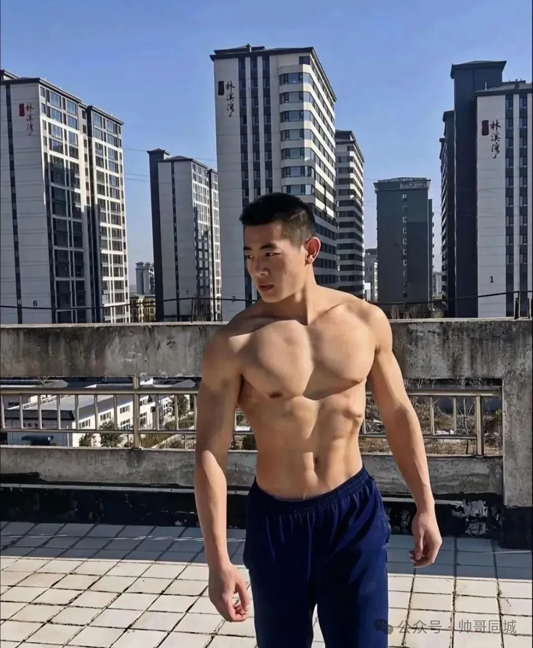 182CM 寸头消防员小哥，脱衣大秀肌肉