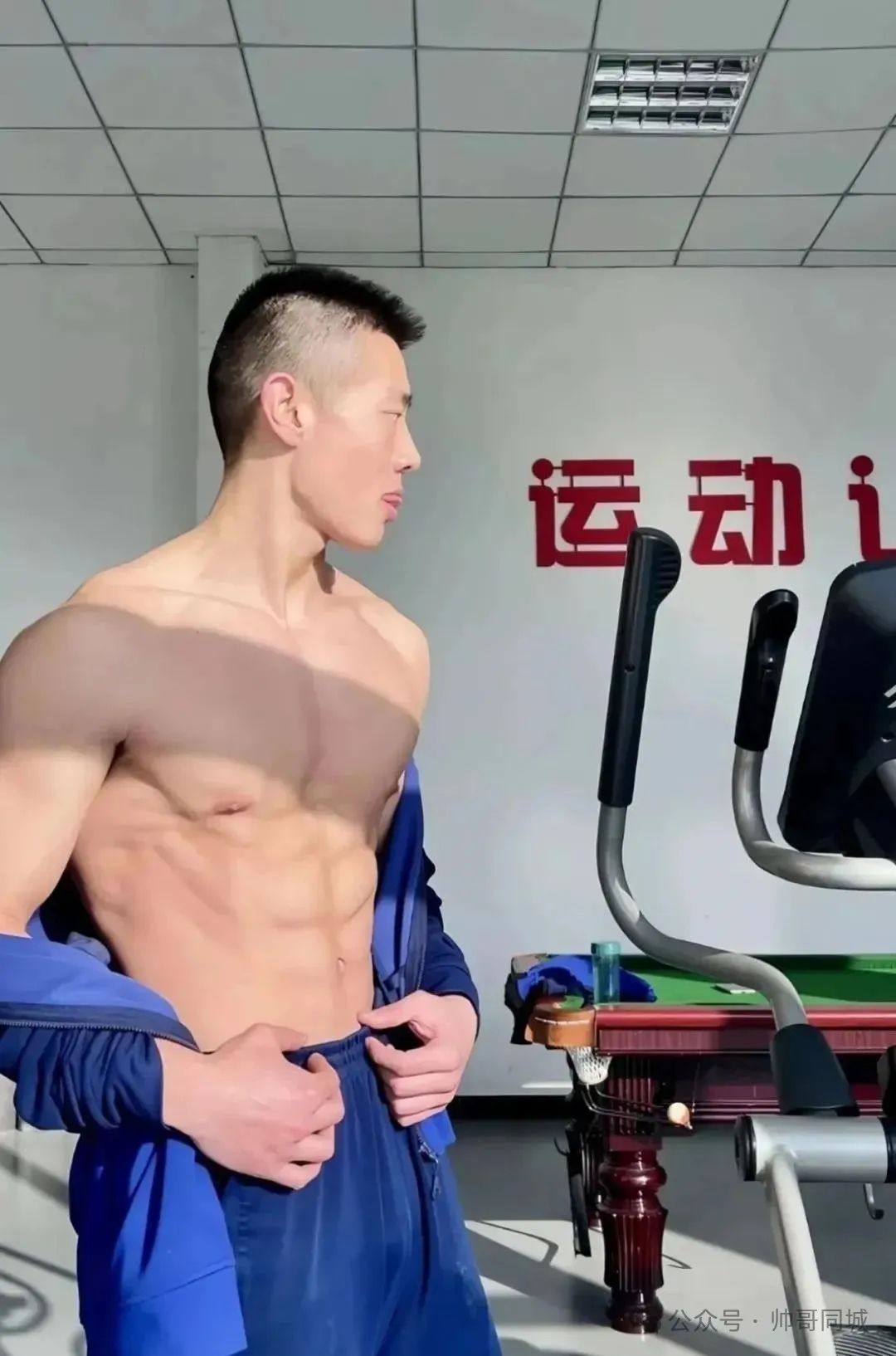 182CM 寸头消防员小哥，脱衣大秀肌肉