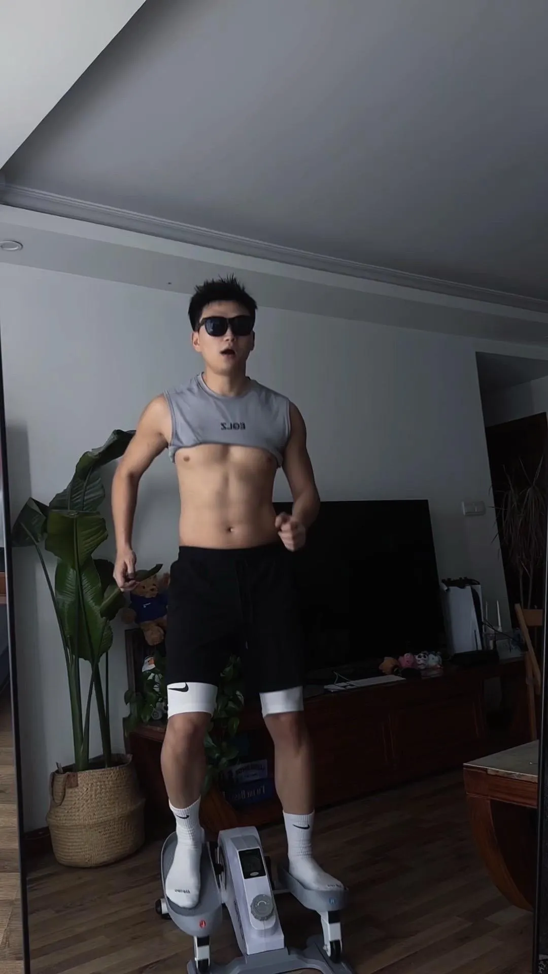 重庆黑皮筋肉崽儿海边玩水,白袜黏脚底算什么?性感才是王道! 重庆黑皮筋肉崽儿海边玩水,白袜黏脚底算什么?性感才是王道!