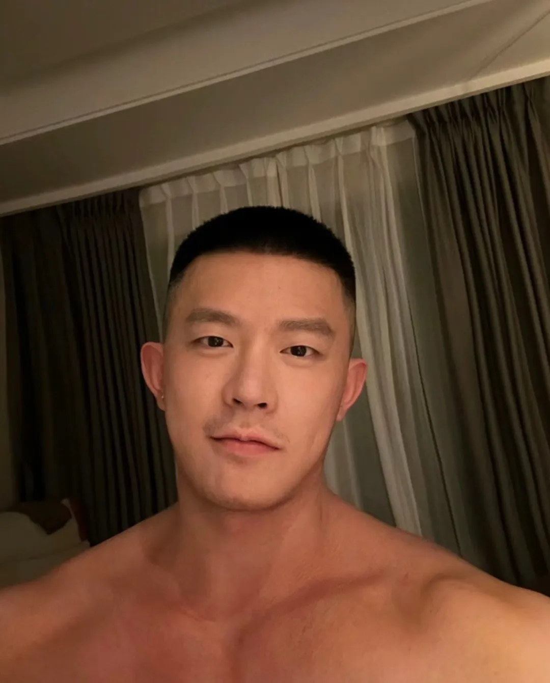 90 后寸头痞帅黑皮帅哥,健身房自拍晒健壮脂包肌身材,这粗壮大腿肌肉太性感了 90 后寸头痞帅黑皮帅哥,健身房自拍晒健壮脂包肌身材,这粗壮大腿肌肉太性感了