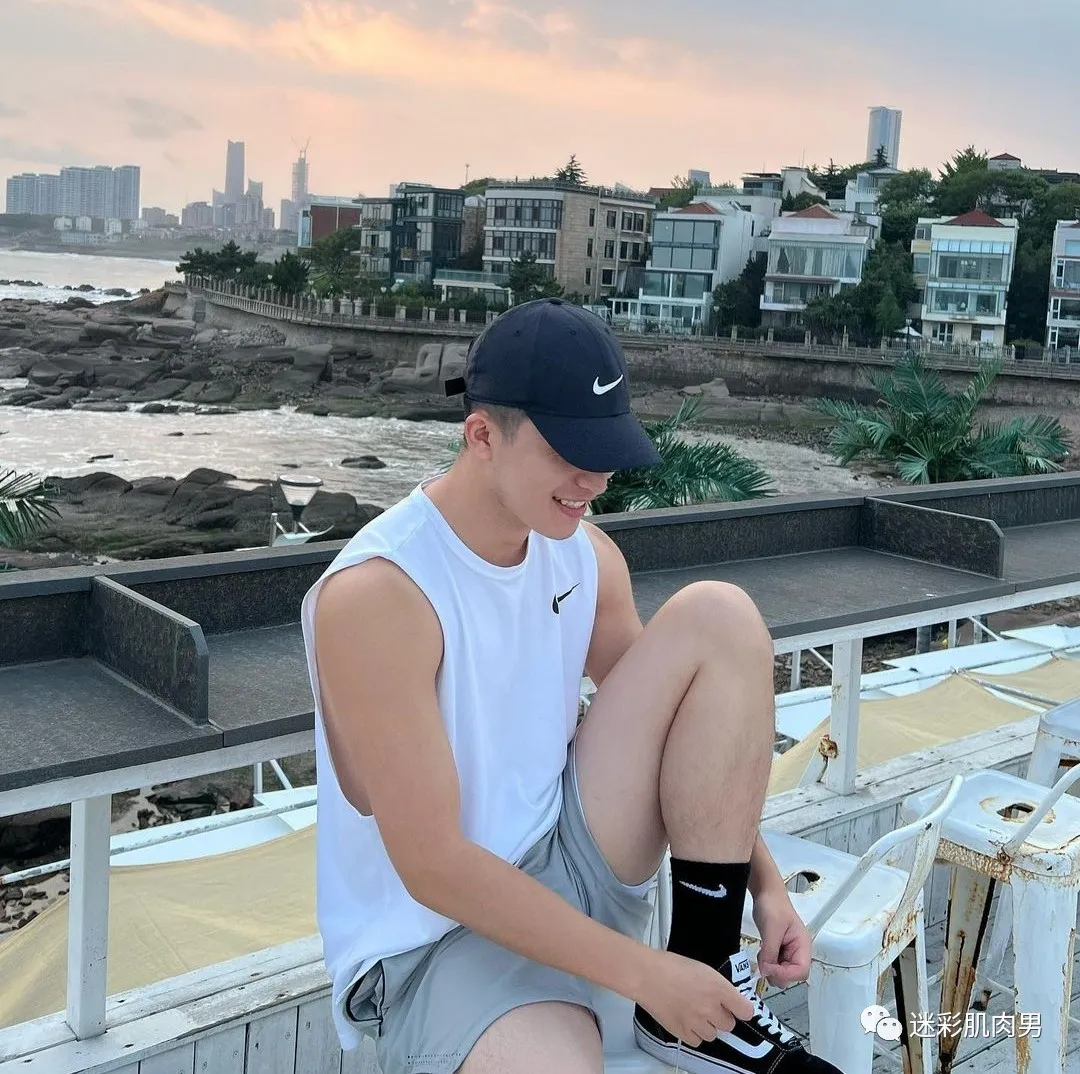 教英语的正装老师翘臀私照扒到，山东大汉子真大！！