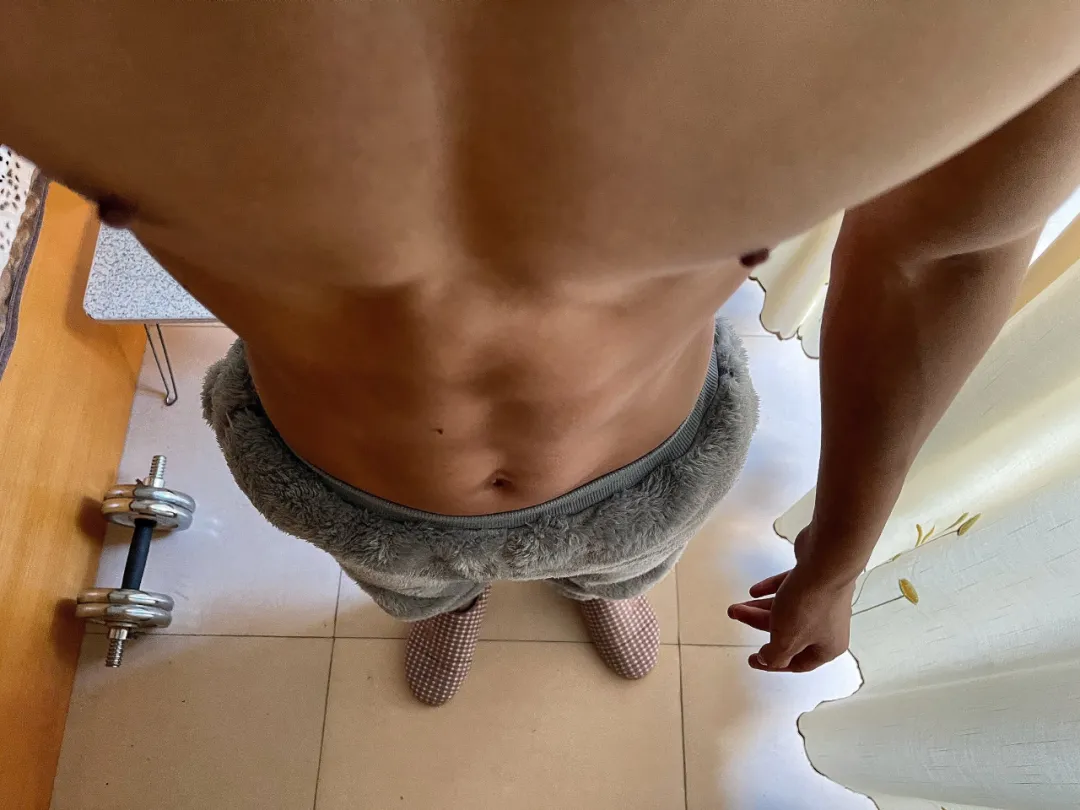 戴眼镜的腹肌男主播：白天卖茶，晚上 cos 蝙蝠侠？