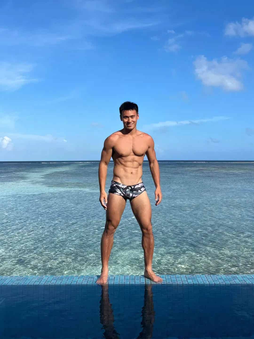 黑皮篮球帅哥洗澡被拍了，还有泳装照！