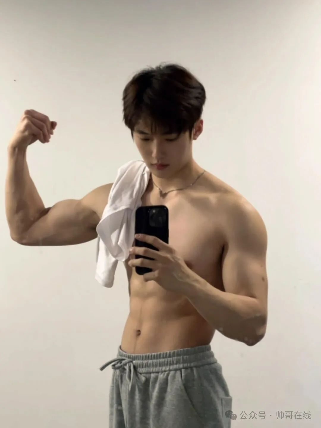 辛止蕾最爱的光膀子双肩包肌肉健身男大帅哥！